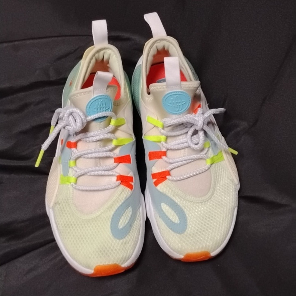 Stylish Women's Athletic Shoes in Cream and Blue - Picture 2 of 16